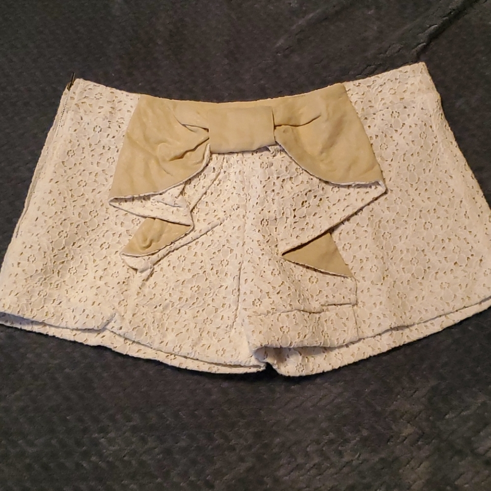 Judith March bow shorts